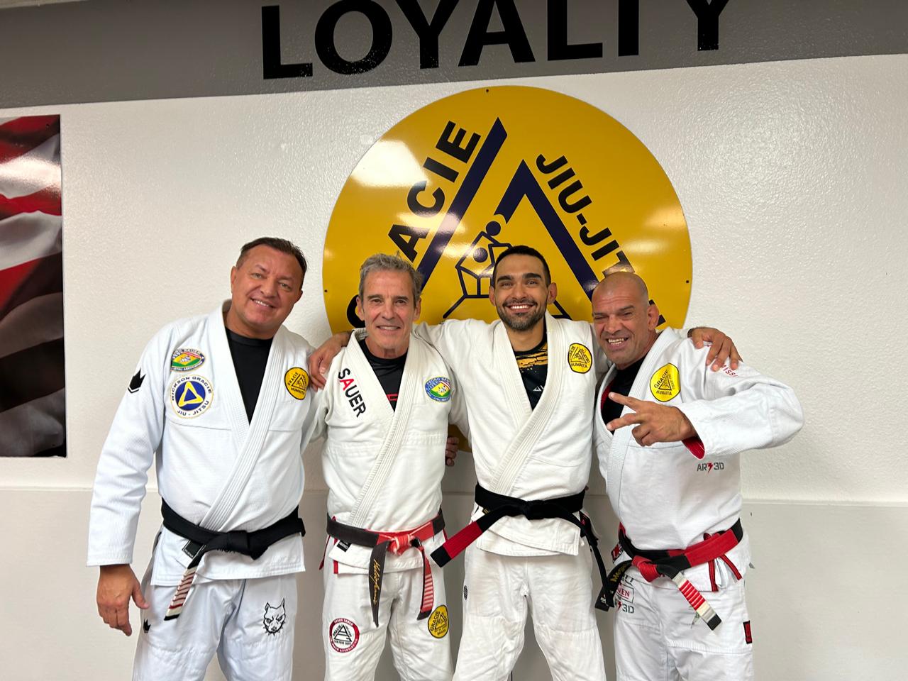 Carlos Gil con Megaton, Pedro Sauer y Mica - Linaje Gracie élite